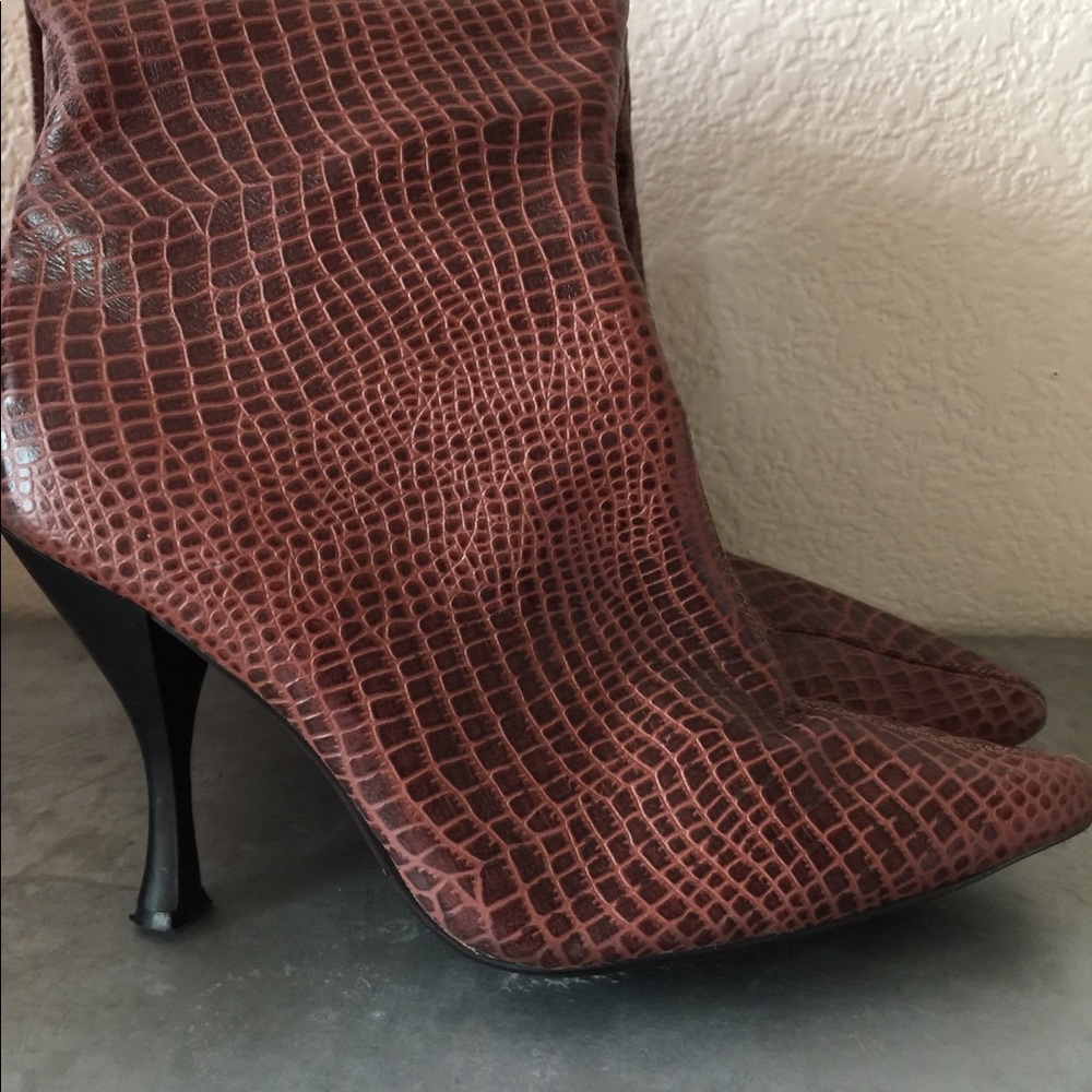 Newport News knee high boots size 9